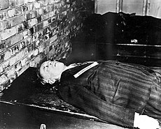 Tělo Joachima von Ribbentropa po vykonání rozsudku oběšením 16. října 1946