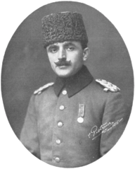 Der kaiserlich ottomanische Kriegsminister General Enver Pascha 1915 C. Pietzner.png