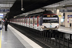 MS 61 am Bahnhof der Linie A (2016)