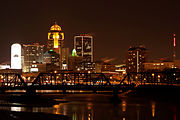 Skyline von Des Moines bei Nacht