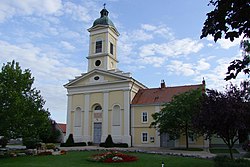 Deutsch Jahrndorf evang Pfarrkirche und Pfarrhof.jpg