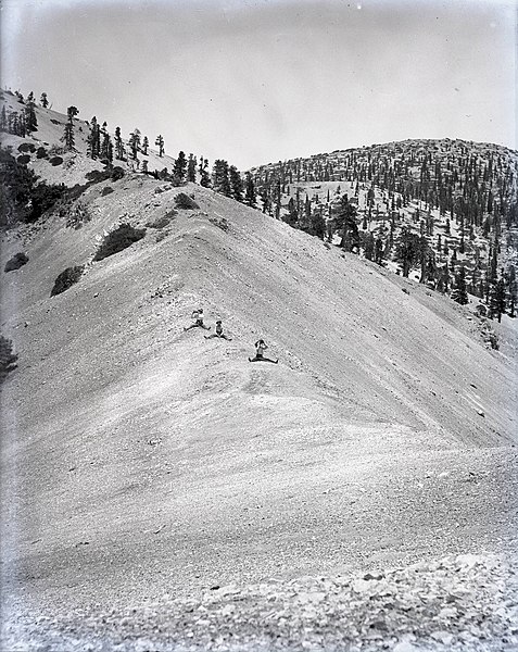 File:Devil's backbone straddle, 1903.jpg