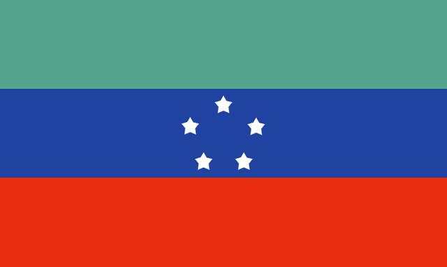 Drapeau à trois bandes horizontales, rouge en bas, bleu au milieu, vert bouteille en haut. La bande centrale est constellée de cinq petites étoiles blanches formant un pentagone régulier.