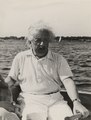 ETH-BIB-Einstein, Albert (1879-1955) als Segler an der Pinne-Portrait-Portr 03124.tif