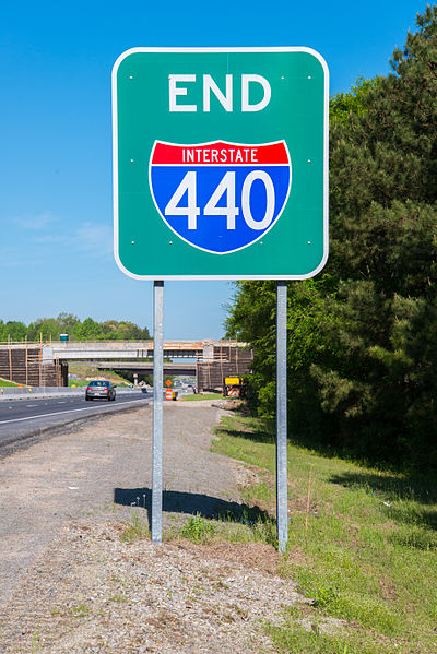 End I-440 sign at eastern terminus