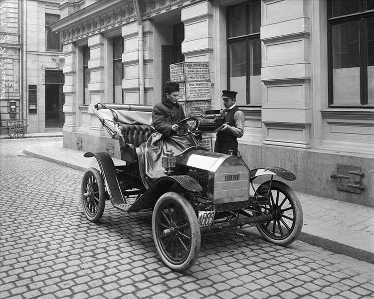 File:En av Stockholms första automobiler, en Brush Runabout, med förare på Apelbergsgatan - Nordiska Museet - NMA.0042174.jpg