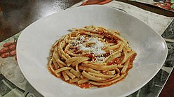 Espaguetis con salsa marinara.