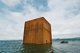 Architecture monolithe de l'architecte Jean Nouvel du lac de Morat de l'Exposition nationale suisse de 2002.