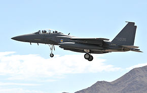 Un F-15K atterrit à la base aérienne de Nellis AFB, dans le Nevada, le 5 août 2008 pour participer à l'exercice « Red Flag ».