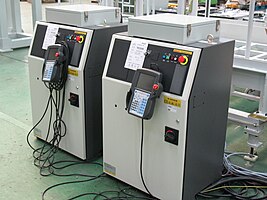 Рядом стоящие шкафы современных систем управления двух промышленных роботов FANUC R-2000iB