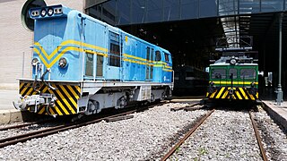 Locomotiva diesel FEVE Nº 1059, da Série 1000 da FEVE, construída pela Alstom para a Compañía de los Ferrocarriles Económicas de Asturias (Nº 107) em 1965, e VLD PAC 14 (posteriormente UIC 9271) RENFE vagão.