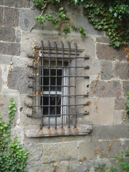 File:Fenetre grillée messac.jpg