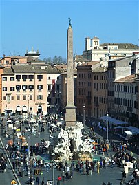 De noordelijke helft met de Fontana dei Quattro Fiumi gezien vanuit Palazzo Braschi.