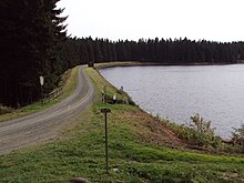 Blick auf den Damm des Fortuner Teiches von Westen