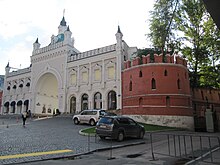 Фрагмент стены Китай-города в Москве и вход в Третьяковский проезд