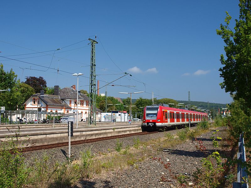 File:Friedrichsdorf Bahnhof von Osten.jpg