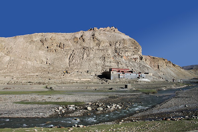 File:Friendship Highway-314-Shelkar to Gyatso La-Ruine-Kloster-2014-gje.jpg