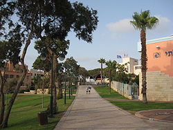 גן טולוז שבו נמצאים המרכז הערבי-יהודי ביפו, מרכז הפיס ובית השגריר הצרפתי