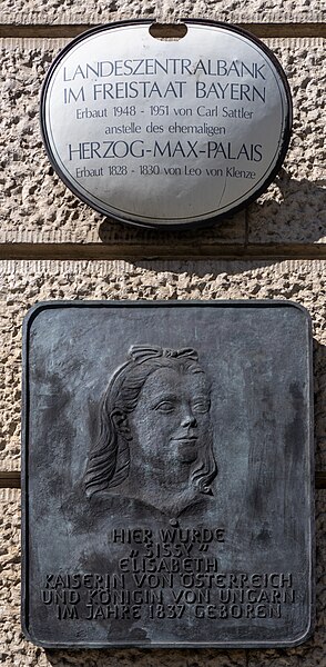 File:Gedenktafel am Geburtshaus von Elisabeth von Österreich-Ungarn in München (vollständig).jpg