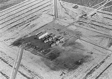 Vue aérienne du village japonais et du village allemand utilisé pour des tests d'armes incendiaires sur le terrain du Dugway Proving Ground.