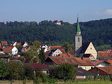 Michaelskirche in Entringen mit Schloss Hohenentringen im Hintergrund