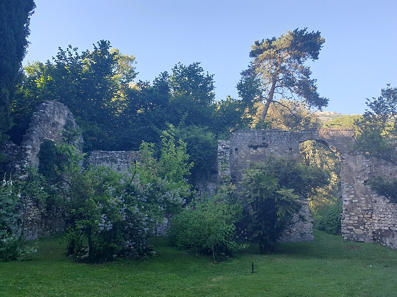 File:Giardino di Ninfa mura 2.jpg