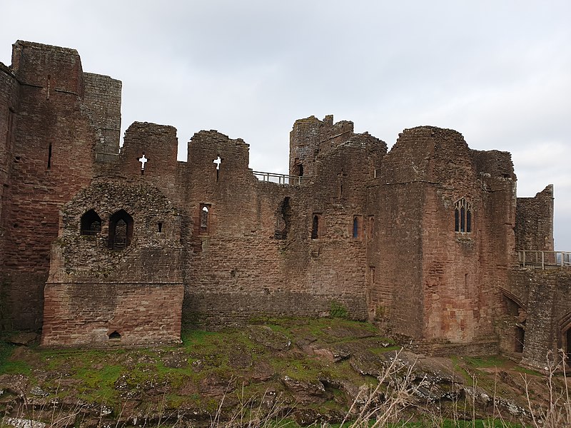 File:Goodrich Castle Ramparts.jpg