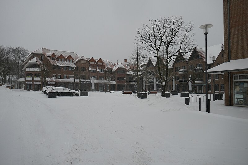 File:Hövelhof - Platz „Hövelmarkt“ - 1.jpg