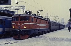 Lokomotiva osnovne podserije HŽ 1141 230 u izvornom narančastom bojanju s oznakama Hrvatskih željeznica