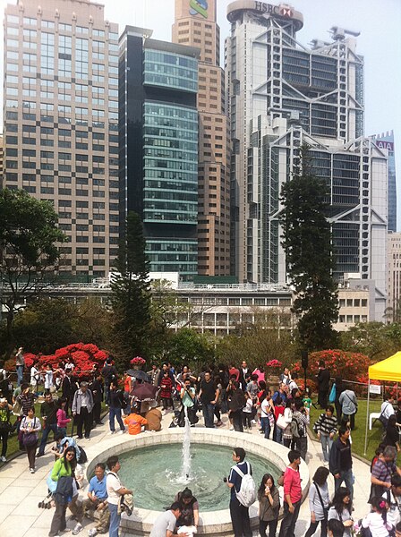 File:HK 禮賓府 Government House 開放日 Open Day fountain visitors 9QRC 衡怡大廈 Henley Building SCB HSBC HQs April-2012.jpg