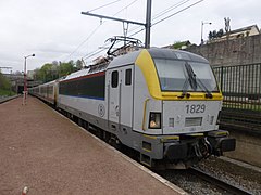 Train vide se dirigeant vers Etterbeek.