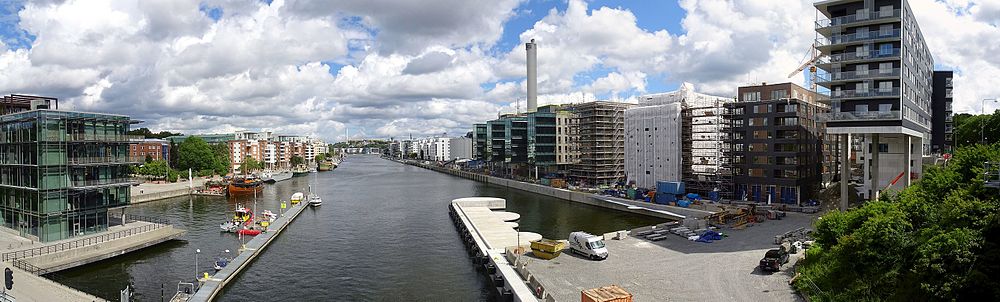 Vy från Skansbron över Hammarbyhamnen, mot öster. Från vänster: Norra Hammarbyhamnen, Södra Hammarbyhamnen och Fredriksdal.