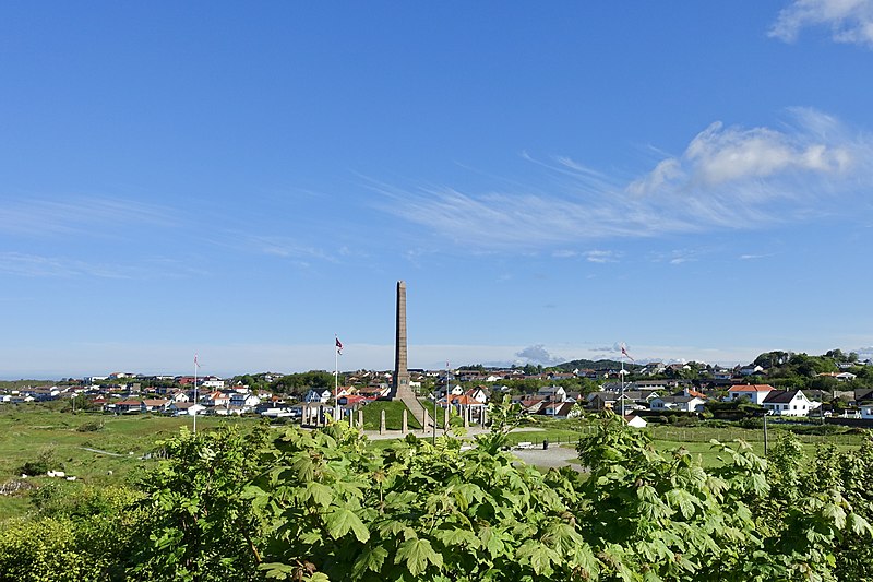 File:Haraldshaugen Haraldsstøtta Norges riksmonument National monument 1872 Gard Haugesund Norway 2020-06-06 17m granittobelisk 29 bautasteiner for fylker Kvala Steinsnes 09128.jpg