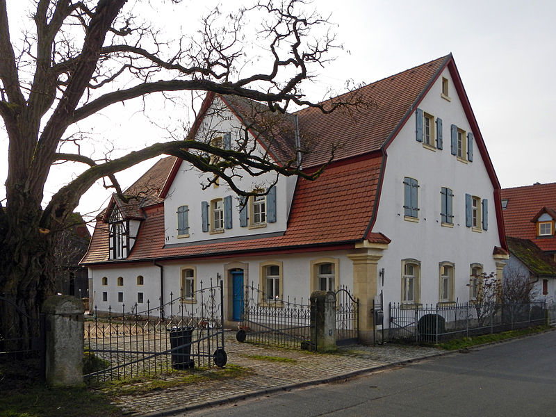 File:Hesselberg - Wohnstallhaus mit Mansarddach - D-5-72-133-21 (1).jpg