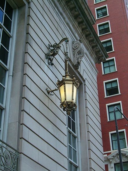 File:Hilton Chicago Lamp.jpg