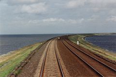 Der Hindenburgdamm Rail Causeway über das Wattenmeer zur Insel Sylt in Schleswig-Holstein, Deutschland