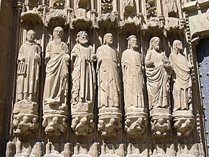 The doorway has carvings representing the Apostles. Huesca - Detalle de la portada de la catedral.jpg