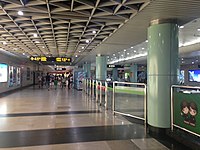 East Nanjing Road station concourse (August 2015)