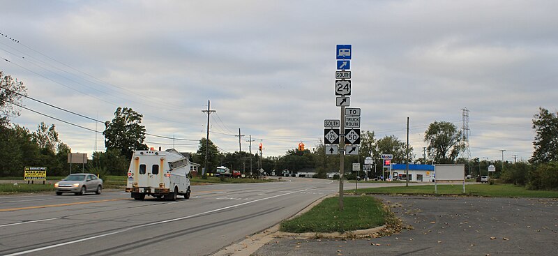 File:Intersection of M-125 & US 24.JPG