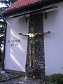 Krisztus-szobor a templom oldalánál