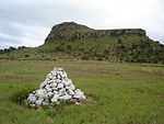 Les routes modernes du cœur du Zululand suivent toujours les itinéraires d'origine - vers le nord-ouest sur les collines Isihiungu à Babanango, après la montagne Isipezi et à travers la rivière Buffalo jusqu'à Dundee.  Pendant de nombreuses années, la rivière Buffalo ou Blood River a été considérée comme Type de site : Champ de bataille Utilisation précédente : champ de bataille.  Utilisation actuelle : site musée & monument.  De Babanango, dirigez-vous vers le nord jusqu'à Nqutu ou depuis Nqutu vers le sud jusqu'à Babanago.  Tourner à gauche au panneau environ.  A proximité de cette colline, une force britannique sous le commandement immédiat du lieutenant-colonel.  AW Durnford et Brevet-lieut.  Le colonel B. Pulleine a été pratiquement anéanti le 22 janvier 1879 par un impi zoulou de 20 000 à 25 000 hommes sous le commandement