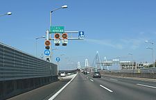 海上部の東海IC（画像左）と飛島IC（同右）。高速道路から国道302号の一般有料道路区間に入るため、「ここから一般有料道路」、通過後は「ここから高速道路」の案内標識が提示される[216]。一般有料区間導入部は13種類の標識を提示して高速道路と同条件で走行できるように規制をかける[22]。