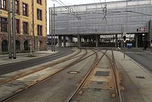 Straßenbahnanschluss in der Bahnhofstraße, links die Wendeschleifengleise, rechts die Verbindung zum Fernbahnnetz, Januar 2015