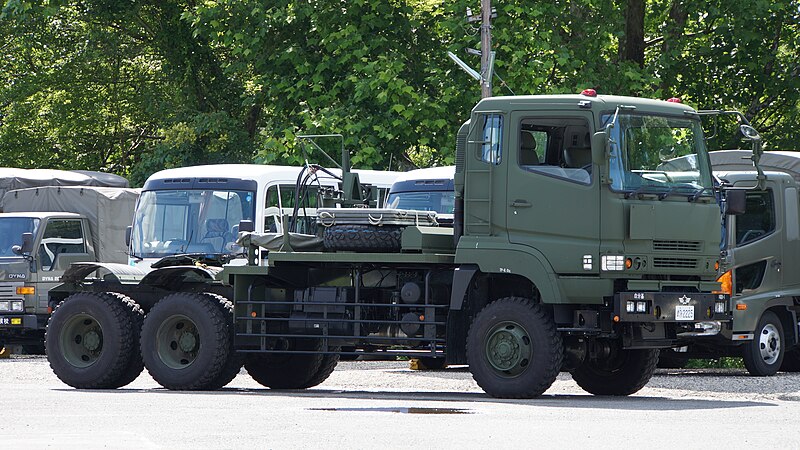 File:JASDF 7t Tractor(Mitsubishi Fuso Super Great, 49-2225) right front view at Nara Base June 6, 2015.jpg