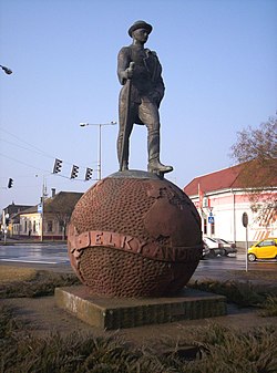 Jelky András szobra szülővárosában (a szobor Medgyessy Ferenc, a földgömb Miskolczy Ferenc alkotása)
