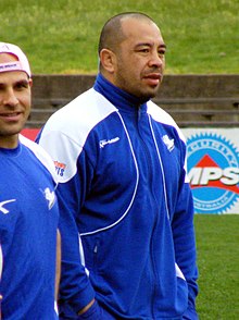 Dymock as part of the coaching staff at a Bulldogs training session in 2009 Jim Dymock.jpg