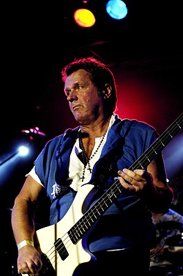 John Wetton speelt bas live.jpg