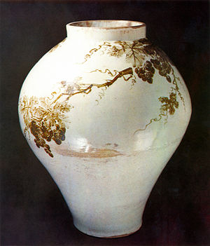 Joseon porcelain pot to draw pattern of grapes wtith Iron oxide.jpg