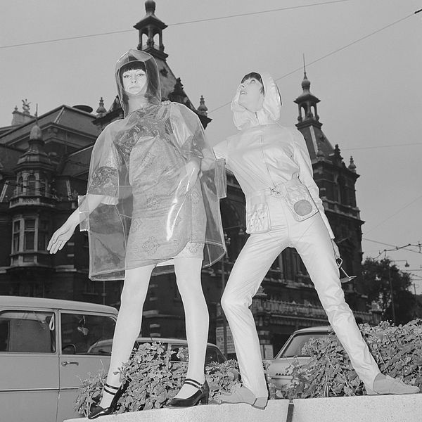File:Josje Leeger en Marijke Kooger (1965).jpg