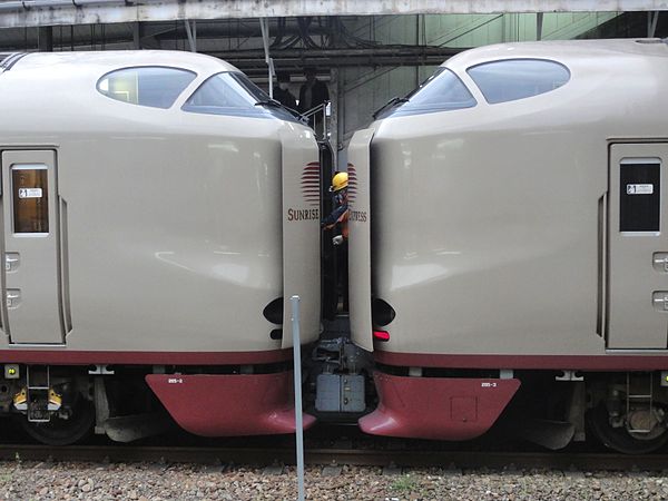 Sunrise Izumo and Sunrise Seto units being uncoupled at Okayama Station, March 2013